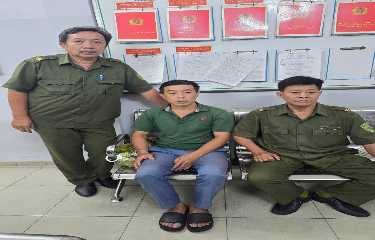 Đối tượng Nguyễn Tuấn Ninh (ở giữa) bị bắt giữ khi đang lẩn trốn tại TP Hồ Chí Minh
