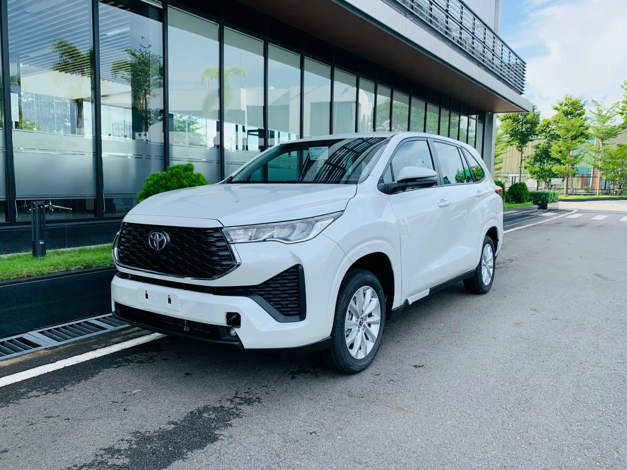 Toyota Innova Cross bản tiêu chuẩn tại Việt Nam có phù hợp chạy dịch vụ?