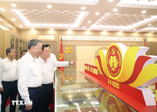 Tổng Bí thư Tô Lâm thăm Phòng truyền thống của Ban Tuyên giáo và Dân vận Trung ương. (Ảnh: Thống Nhất/TTXVN) ttxvn-tong-bi-thu-ban-tuyen-giao-1.jpg
