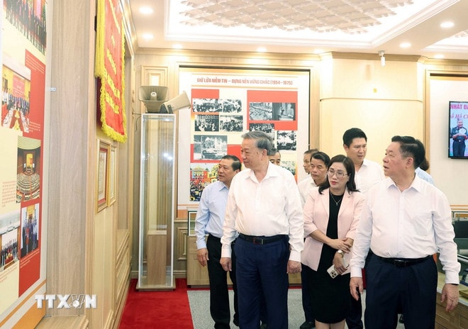 Tổng Bí thư Tô Lâm thăm Phòng truyền thống của Ban Tuyên giáo và Dân vận Trung ương. (Ảnh: Thống Nhất/TTXVN) ttxvn-tong-bi-thu-ban-tuyen-giao-3.jpg