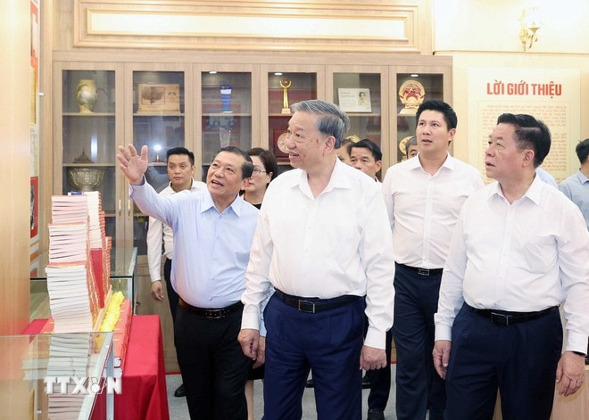 Tổng Bí thư Tô Lâm thăm Phòng truyền thống của Ban Tuyên giáo và Dân vận Trung ương. (Ảnh: Thống Nhất/TTXVN) ttxvn-tong-bi-thu-ban-tuyen-giao-2.jpg