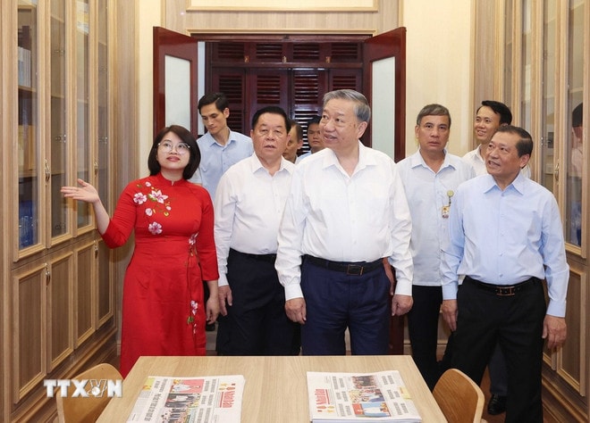 Tổng Bí thư Tô Lâm thăm Phòng truyền thống của Ban Tuyên giáo và Dân vận Trung ương. (Ảnh: Thống Nhất/TTXVN) ttxvn-tong-bi-thu-ban-tuyen-giao-4.jpg