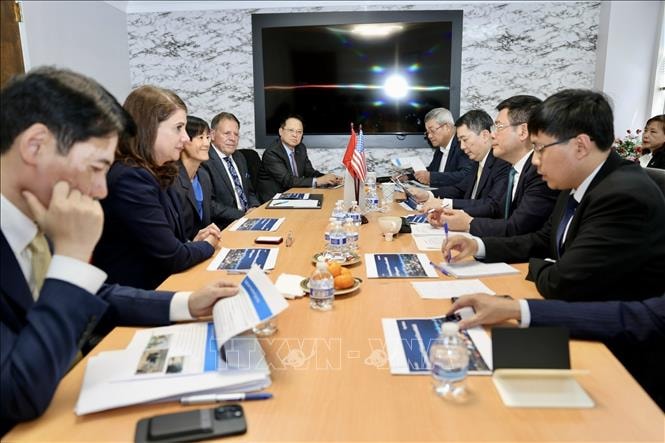 Bộ trưởng Bộ Công Thương Nguyễn Hồng Diên làm việc với các đại diện của Tập đoàn Exxon Mobil. Ảnh: TTXVN