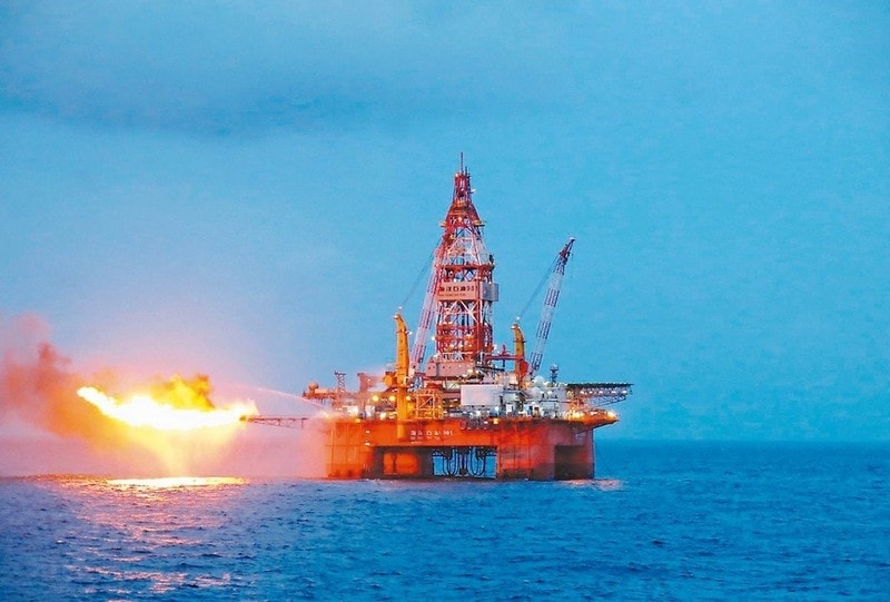 Giá xăng dầu hôm nay 14/6/2025: Giá dầu bật tăng hơn 8% sau cuộc không kích của Israel vào Iran