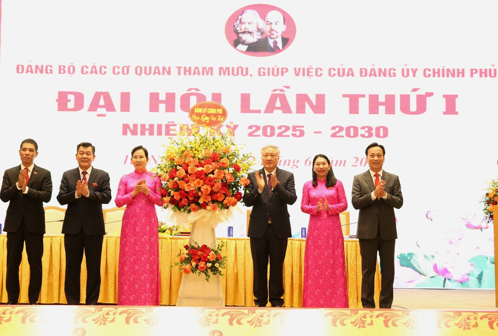 pttg-tang-lang-hoa-tuoi-tham-cua-dang-uy-cp-chuc-mung-dai-hoi-1749698148067849101859.jpg