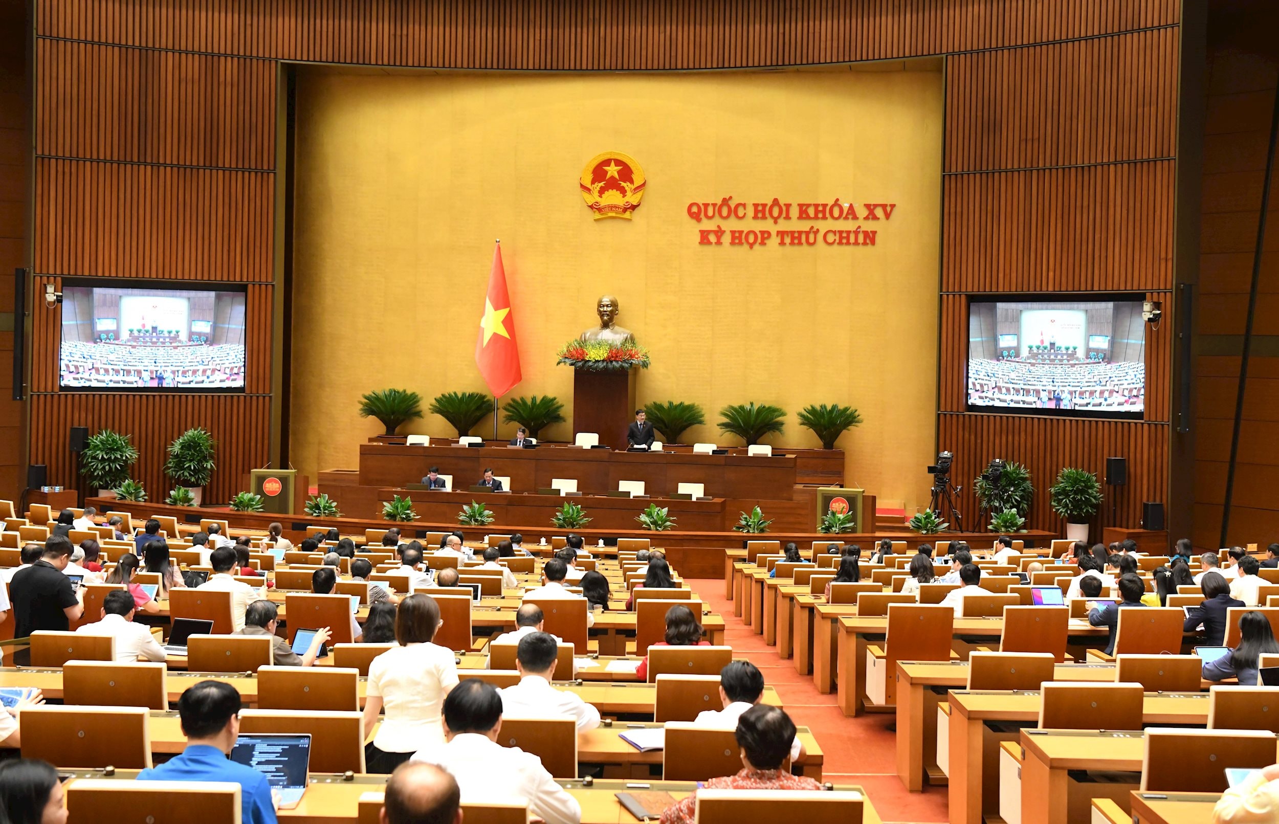 Quang cảnh phiên họp chiều 12.6-1