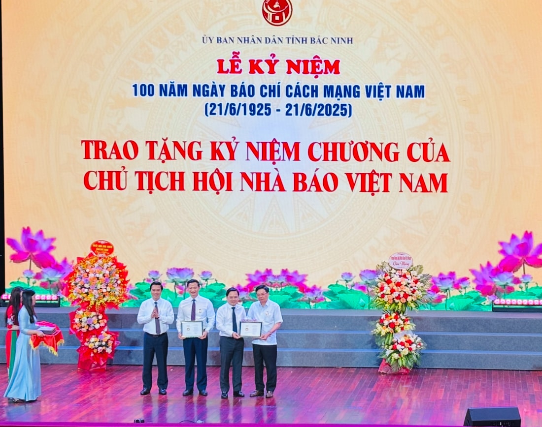 Lãnh đạo tỉnh Bắc Ninh nhận kỷ niệm chương của Hội Nhà báo Việt Nam.