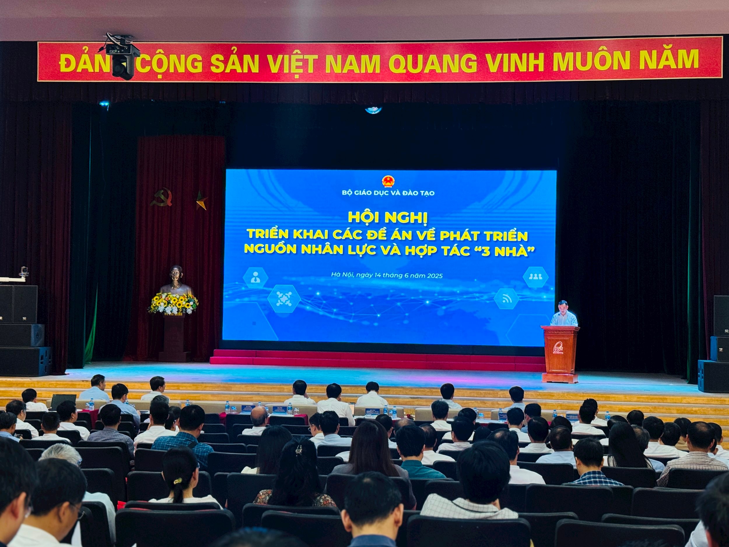 Toàn cảnh hội nghị triển khai các Đề án về phát triển nguồn nhân lực và mô hình hợp tác “3 Nhà”. (Ảnh: Văn Hiền)