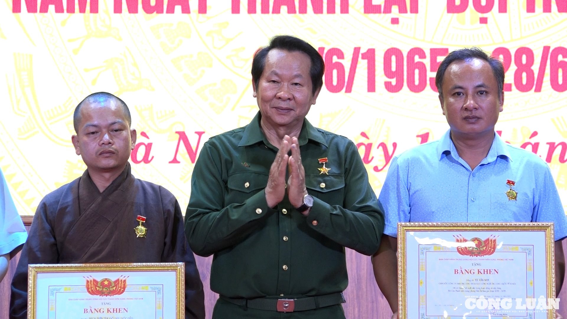 Ông Thân Đức Nam, Anh Hùng lao động, Phó Chủ tịch Trung ương hội cựu TNXP Việt Nam trao tặng bằng khen cho các đồng chí lãnh đạo và cán bộ, hội viên tiêu biểu.