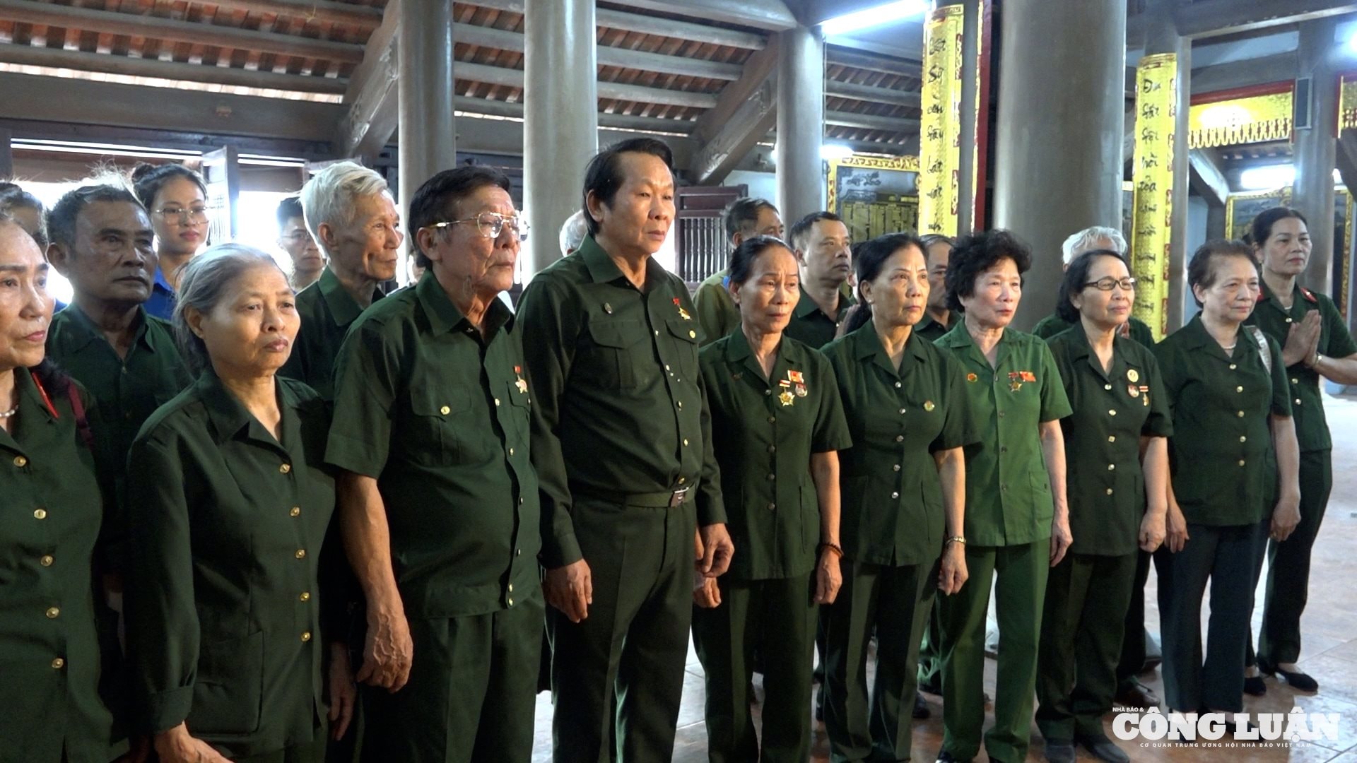 Đoàn dâng hương tại Nghĩa trang Liệt sỹ và Đền thờ 10 cô gái dân quân Lam Hạ.