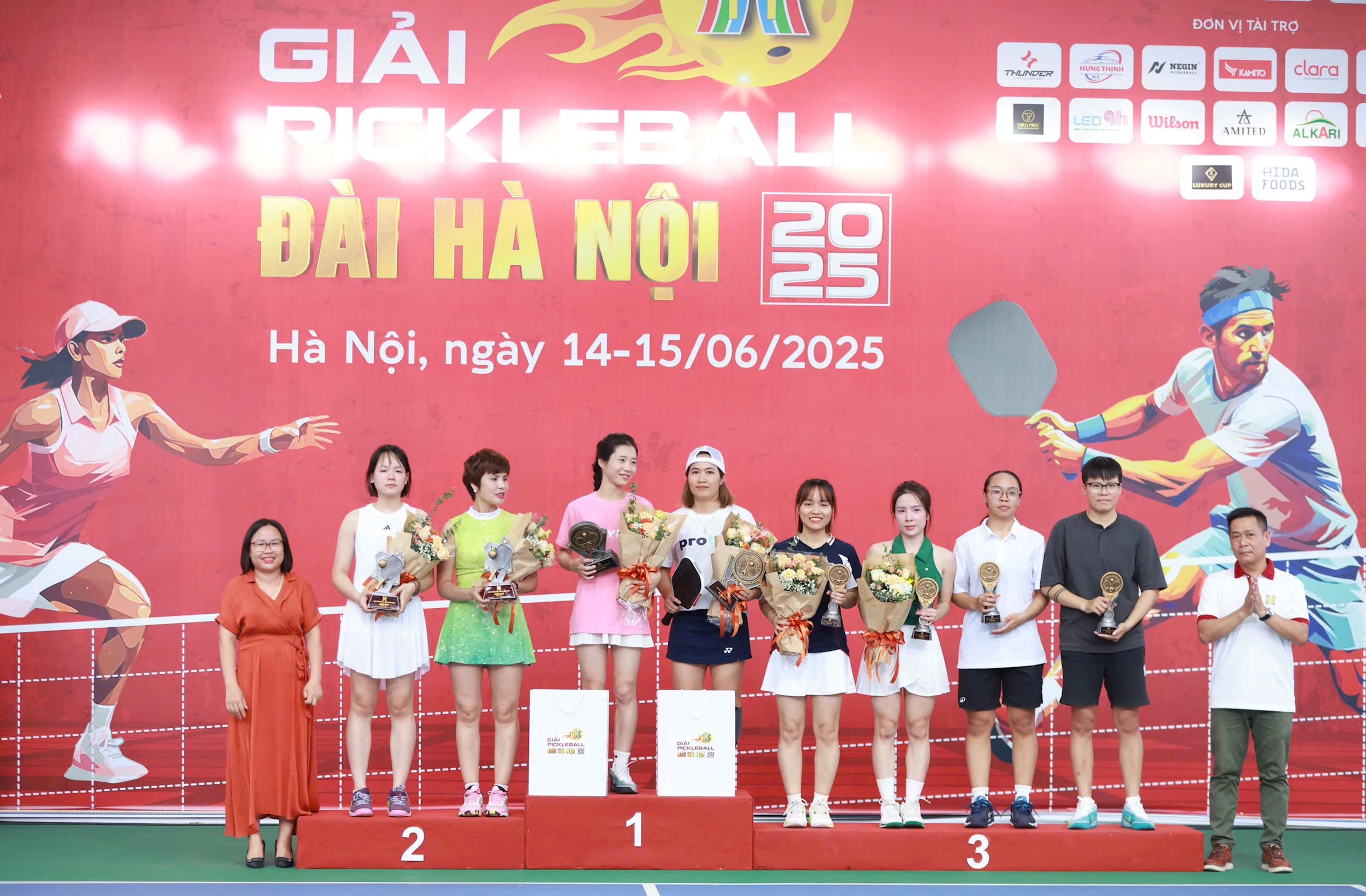 Ông Hoàng Mạnh - Trưởng ban biên tập Hộp thư (Đài Hà Nội) trao giải đôi nữ phong trào 4.4 và đôi nữ 4.8