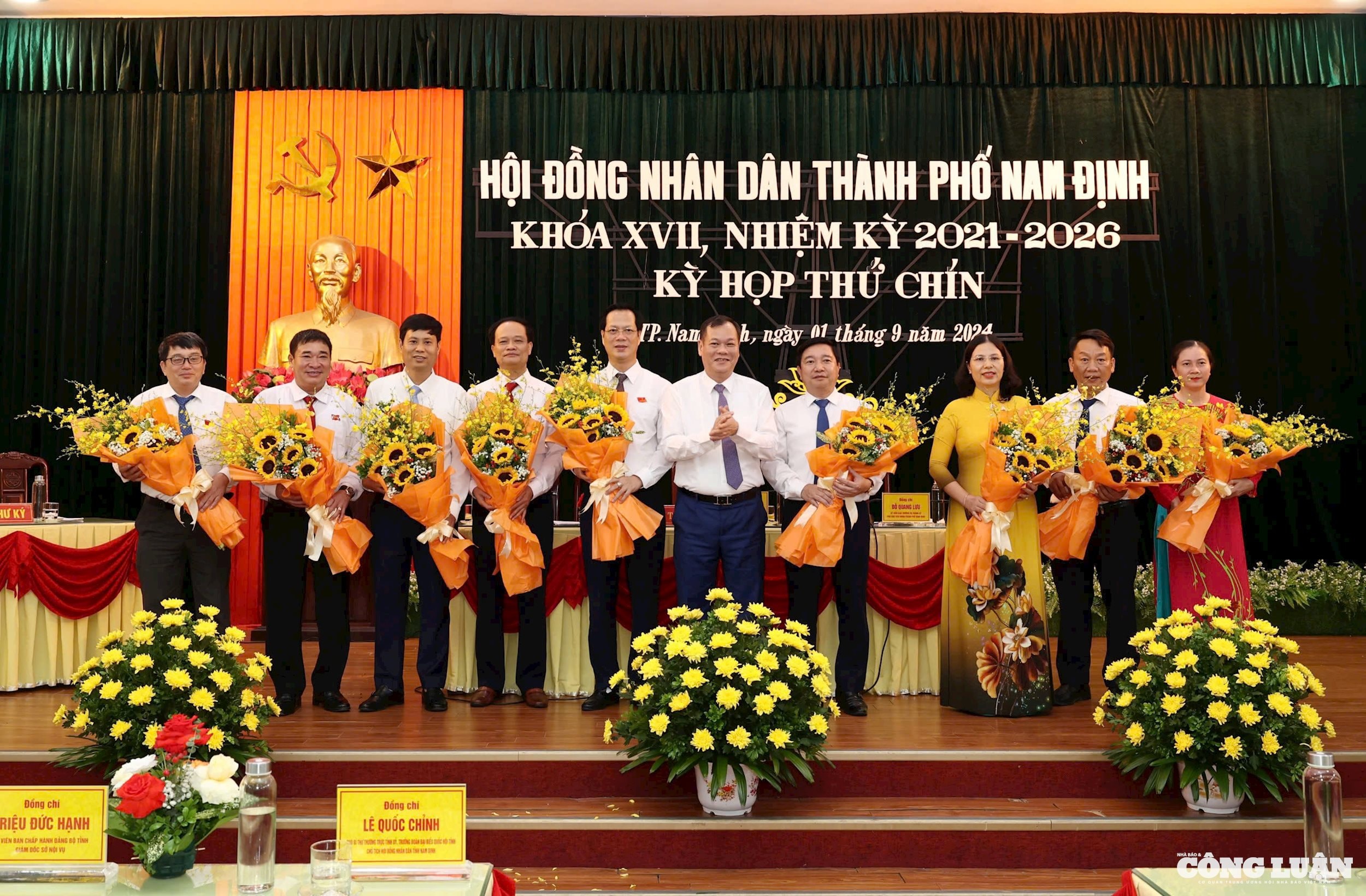 1.Phó Bí thư Thường trực Tỉnh uỷ Nam Định, Lê Quốc Chỉnh tặng hoa chúc mừng lãnh đạo HĐND, UBND thành phố Nam Định mới sau sáp nhập.