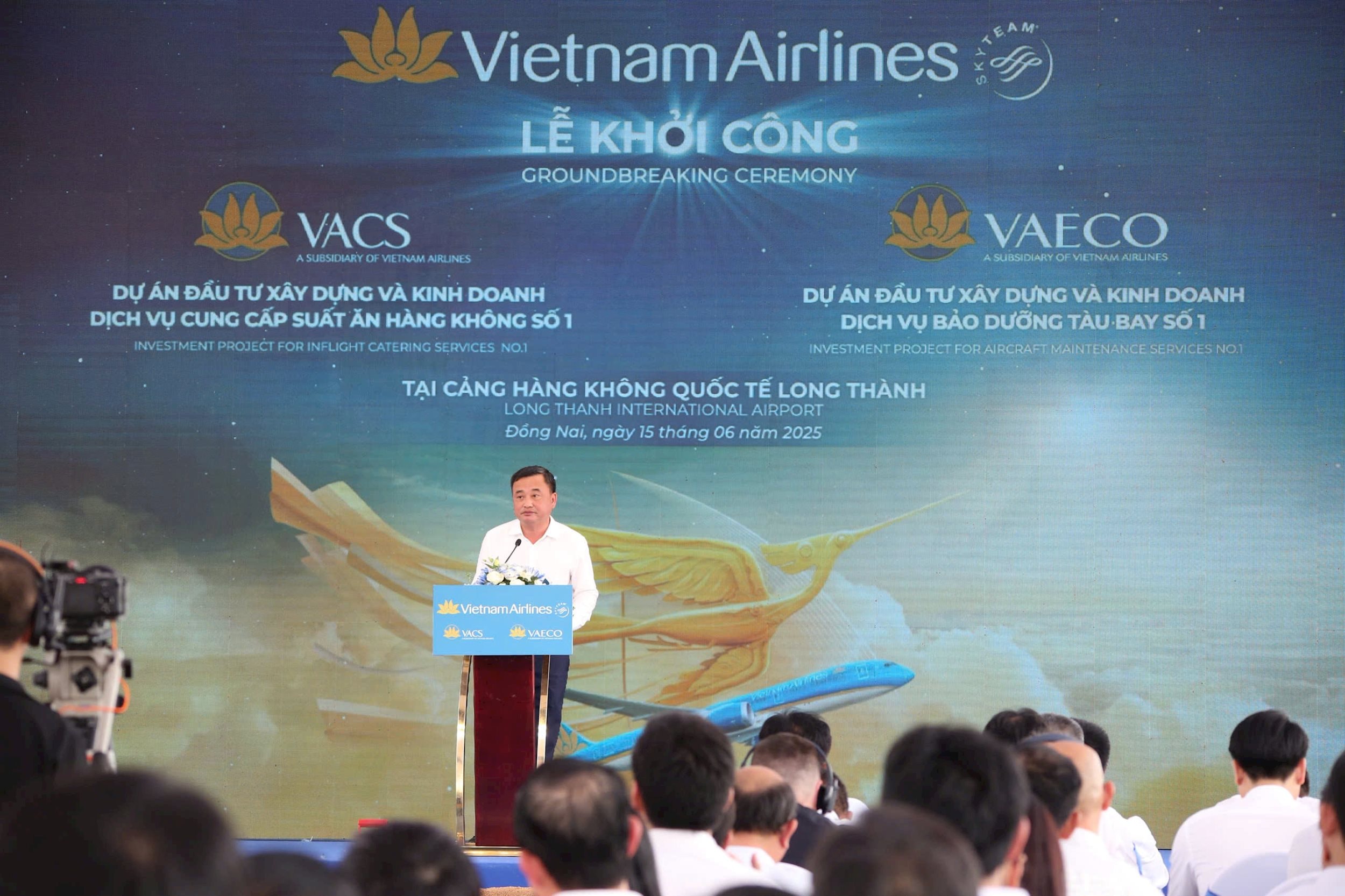 2. PTGĐ Vietnam Airlines Lê Đức Cảnh cam kết sẽ taapj trung mọi nguồn lực để triển khai nhanh chóng và kịp thời các dự án tại sân bay Long Thành