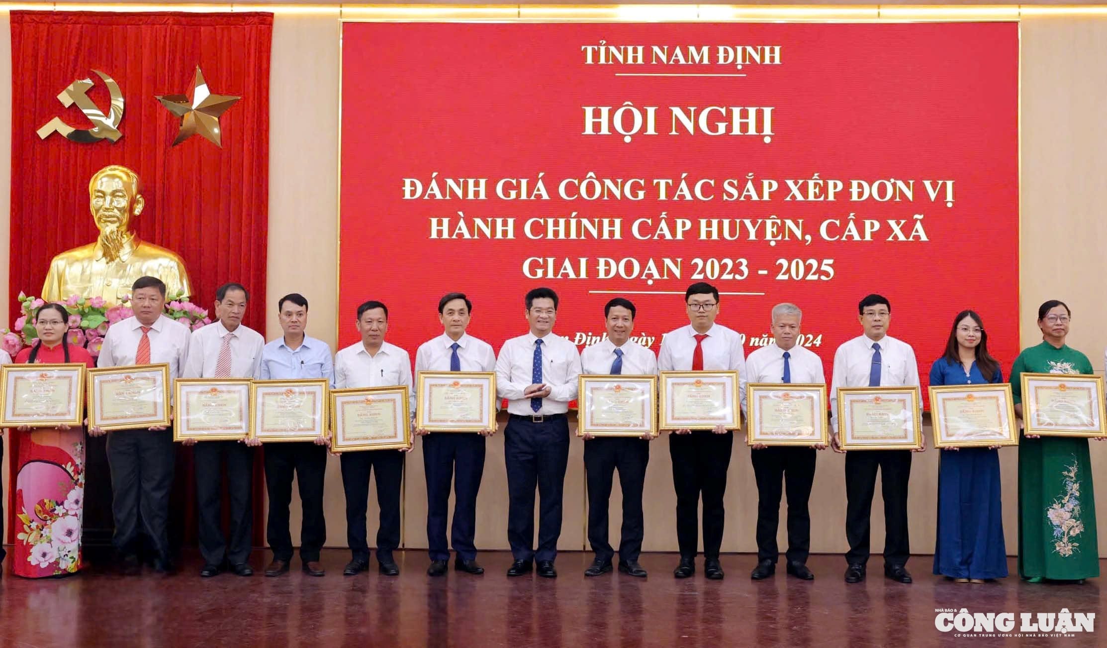 2.Tặng Bằng khen cho các cá nhân có thành tích xuất sắc trong công tác sắp xếp đơn vị hành chính cấp huyện, cấp xã giai đoạn 2023-2025.