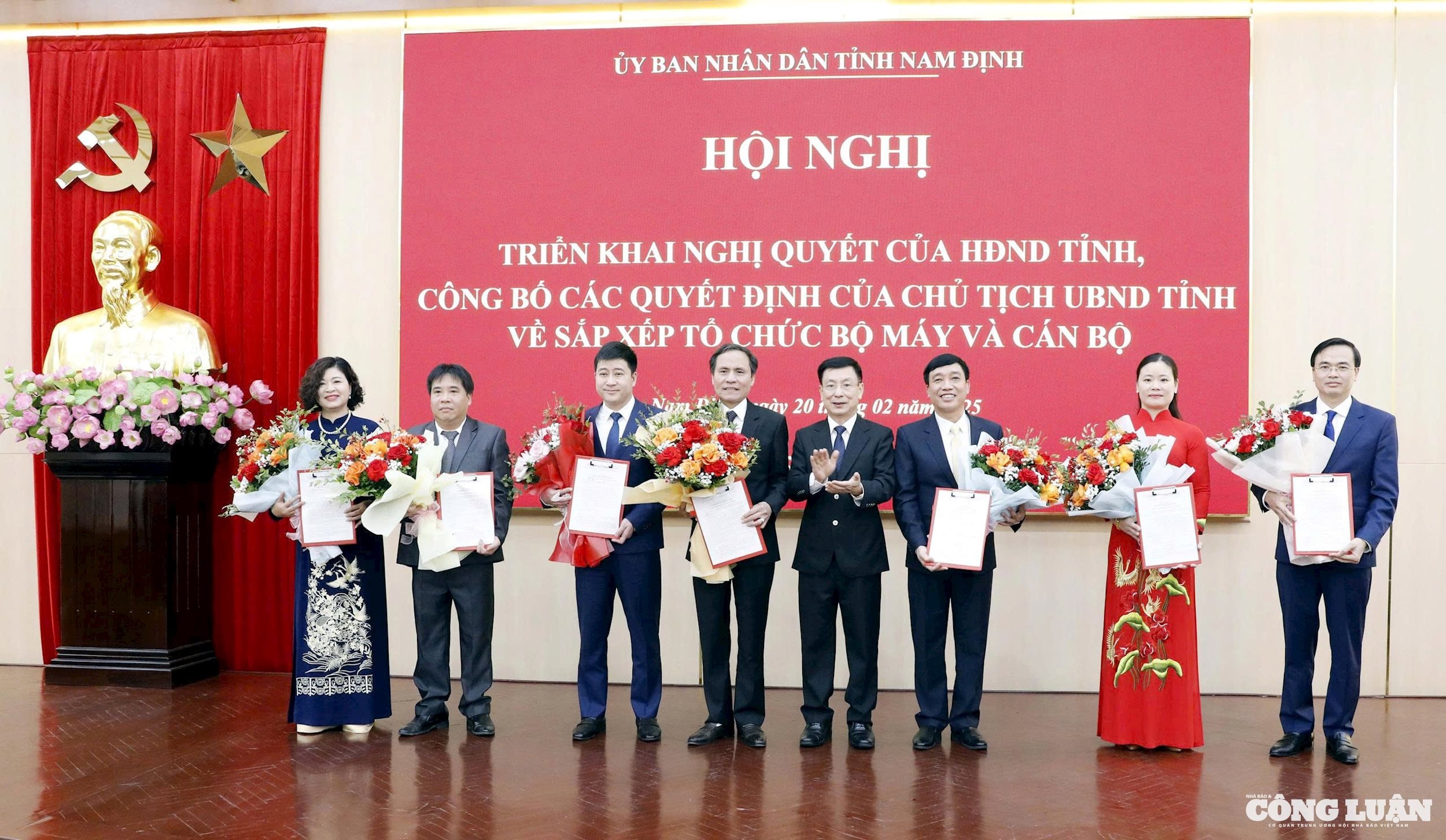3.Chủ tịch UBND tỉnh Nam Định trao Quyết định cho các lãnh đạo Sở Tài Chính.