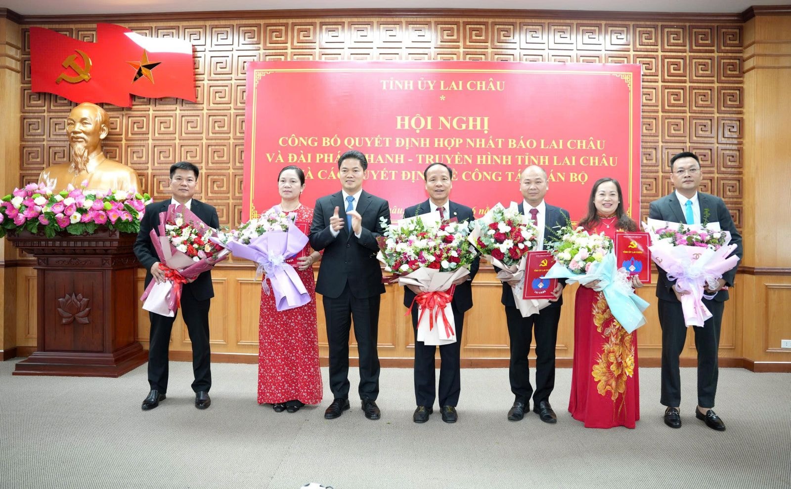 Đồng chí Vũ Mạnh Hà - Ủy viên Dự khuyết Ban Chấp hành Trung ương Đảng, Phó Bí thư Thường trực Tỉnh ủy trao quyết định và tặng hoa cho các đồng chí lãnh đạo Báo Lai Châu. Ảnh: Kim Anh