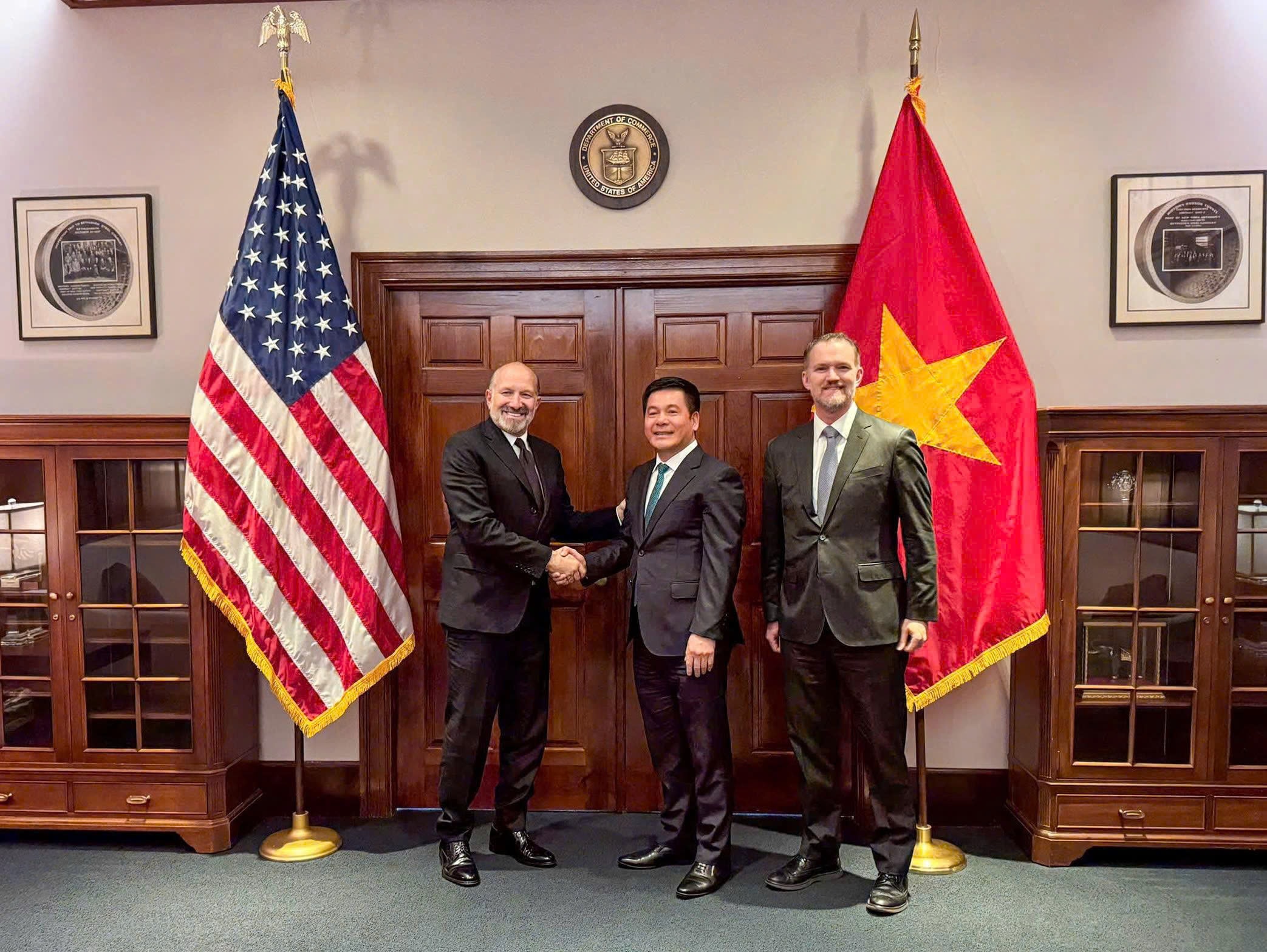 Bộ trưởng Bộ Thương mại Hoa Kỳ Howard Lutnick, Bộ trưởng Nguyễn Hồng Diên và Đại sứ Jamieson Greer, Trưởng Đại diện Thương mại Hoa Kỳ. (Ảnh: CT)
