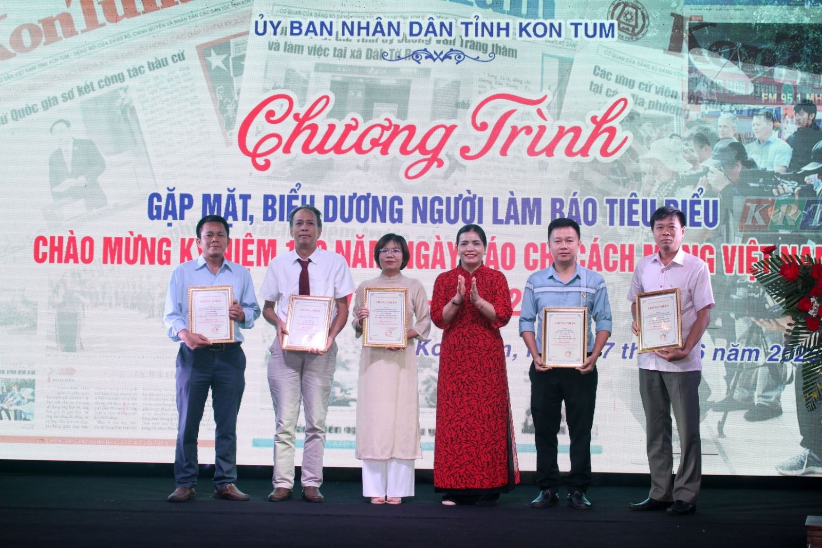 Phó Chủ tịch Thường trực UBND tỉnh trao Bằng khen cho các tập thể, cá nhân