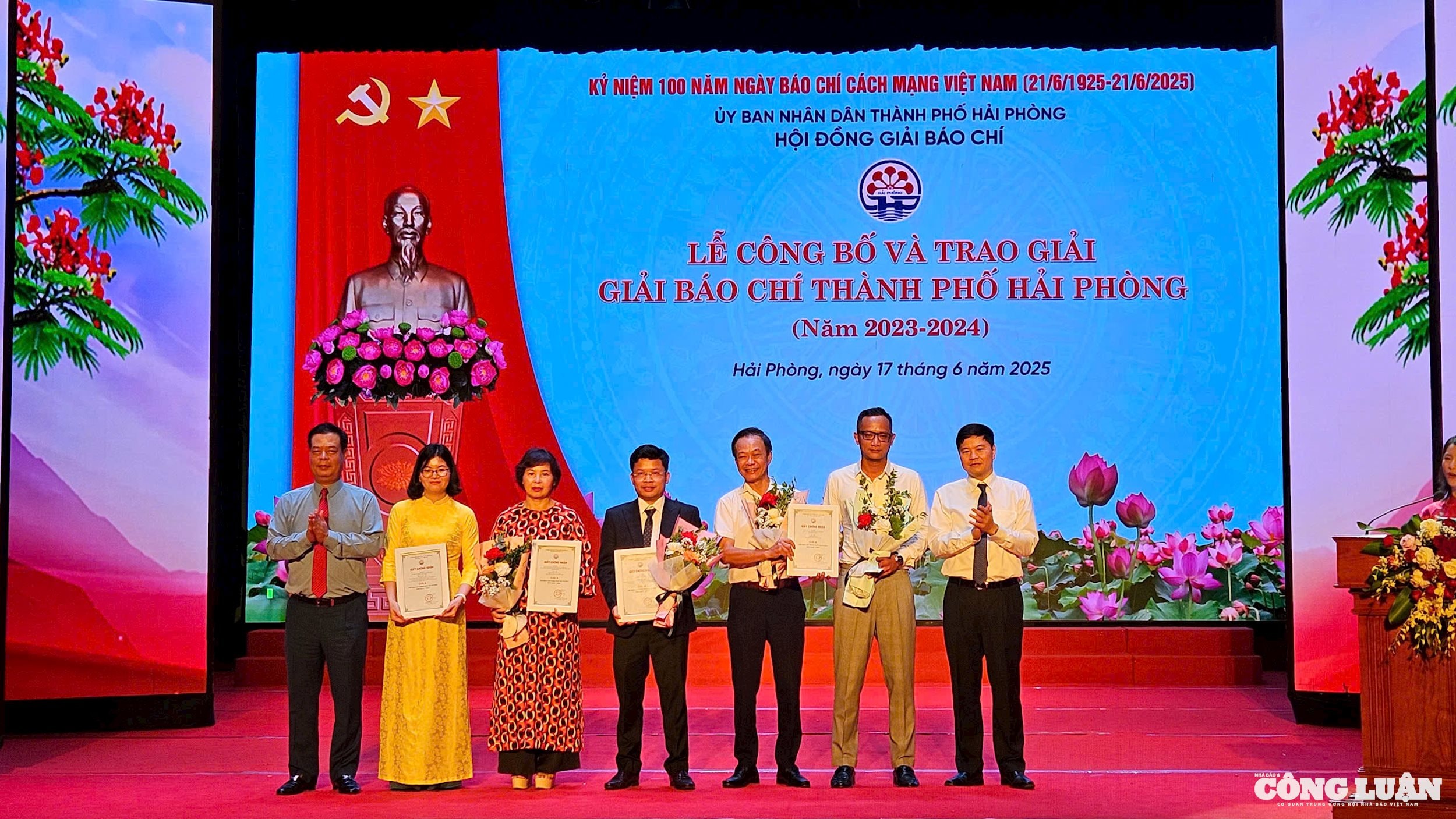 Các tác giả, nhóm tác giả đạt giải A nhận Bằng khen của chủ tịch UBND TP Hải Phòng