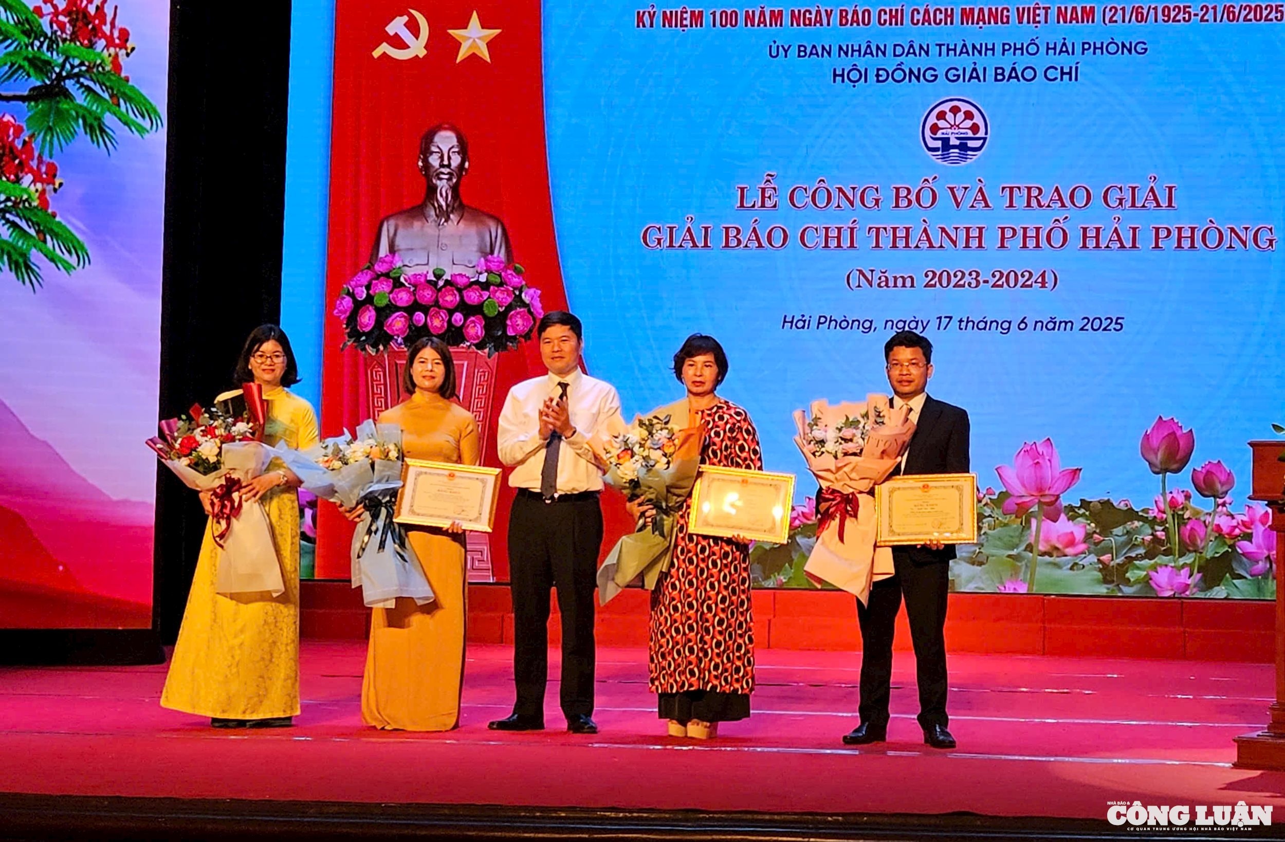 Các tác giả, nhóm tác giả đạt giải A nhận Bằng khen của chủ tịch UBND TP Hải Phòng