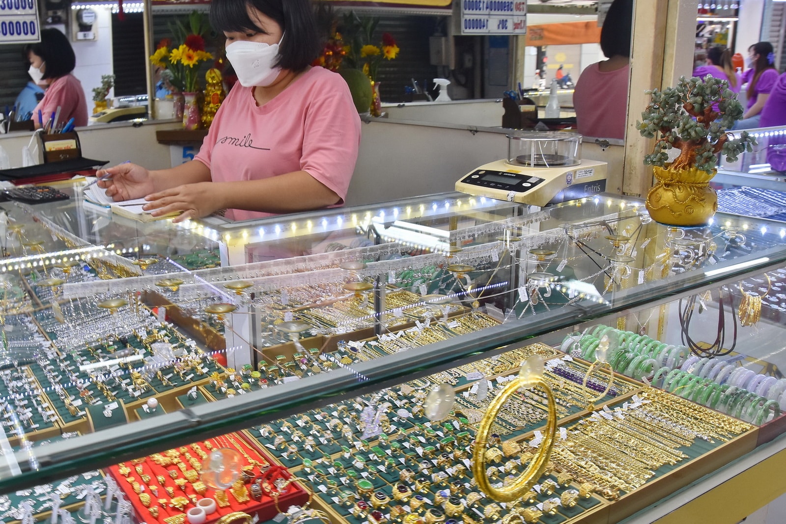 Giá vàng hôm nay 18/6/2025: Giá vàng chờ dữ liệu kinh tế mới