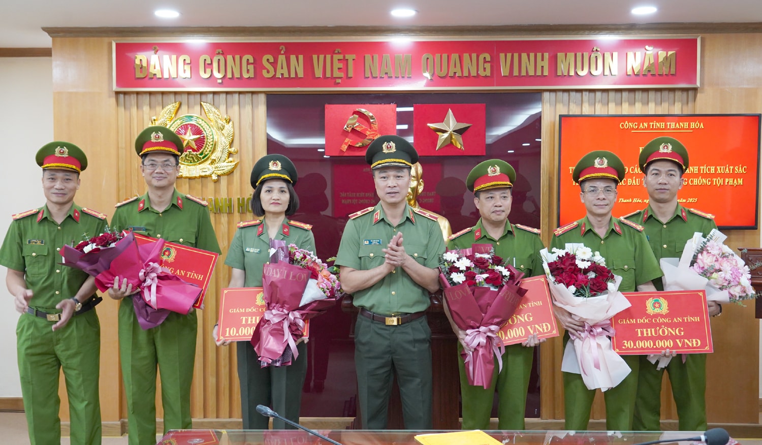 Thiếu tướng Tô Anh Dũng,Giám đốc Công an tỉnh trao thưởng cho các đơn vị có thành tích xuất