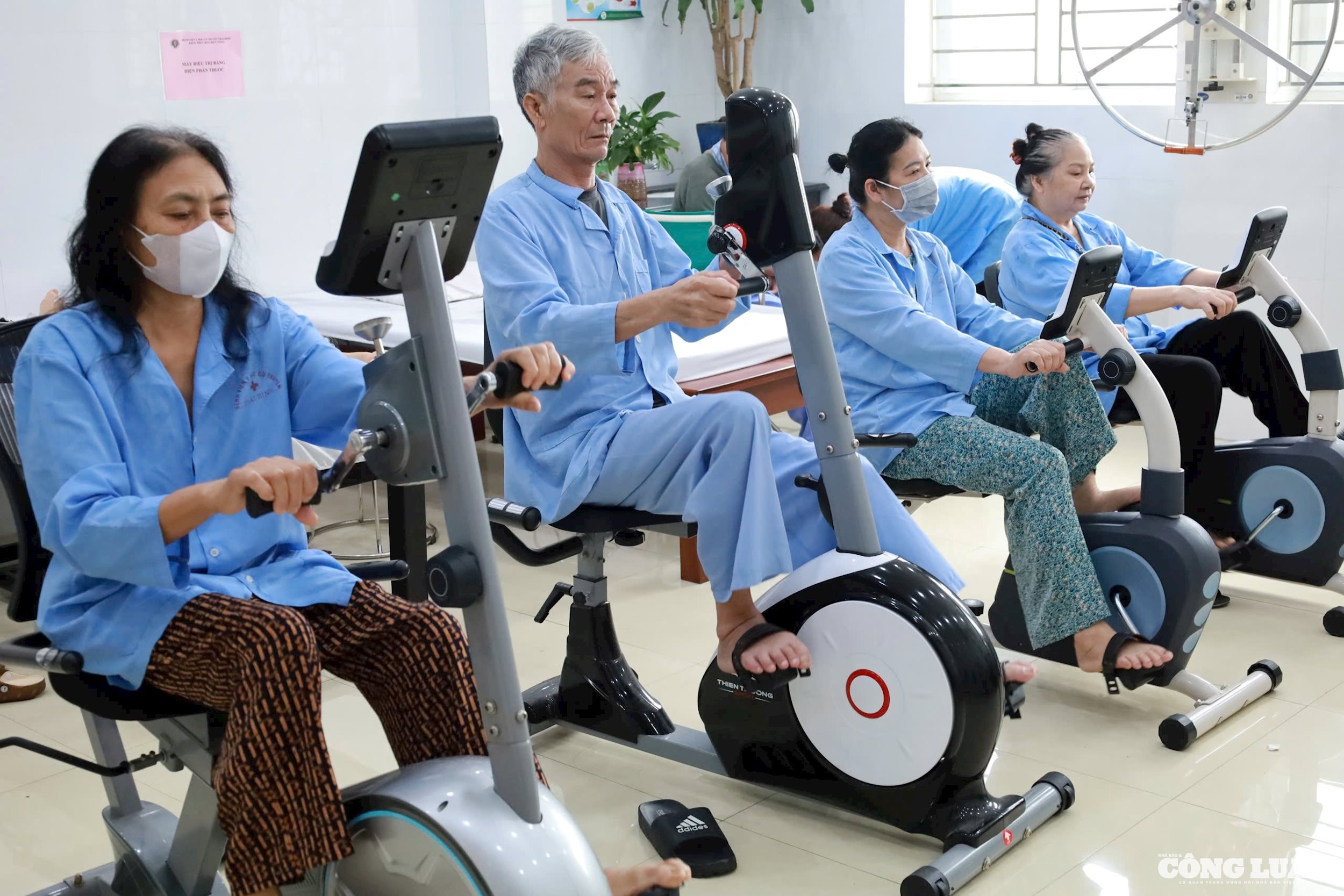 2. Người bệnh đang tập luyện phục hồi chức năng