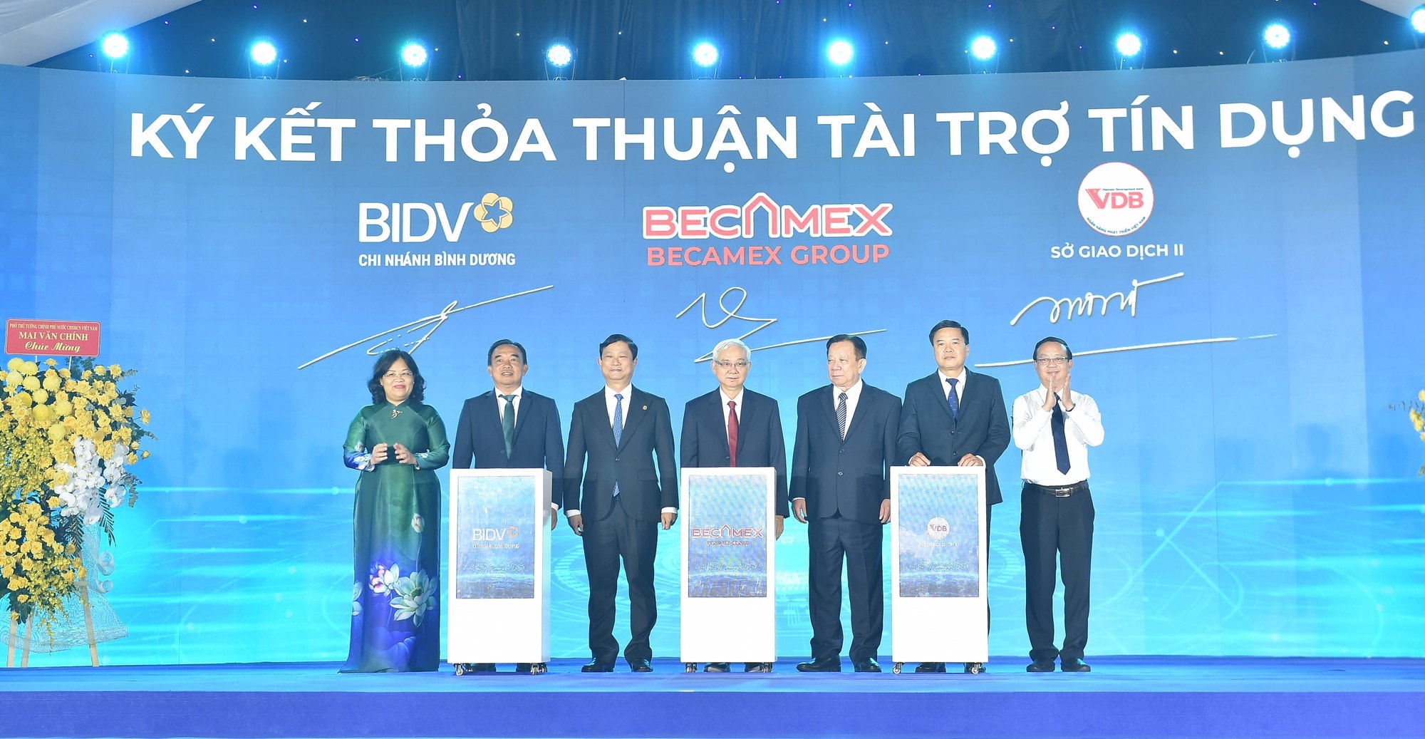 lanh-dao-tinh-binh-duong-chung-kien-trao-ky-ket-thoa-thuan-tai-tro-tin-dung-17502450975691870719308.jpeg