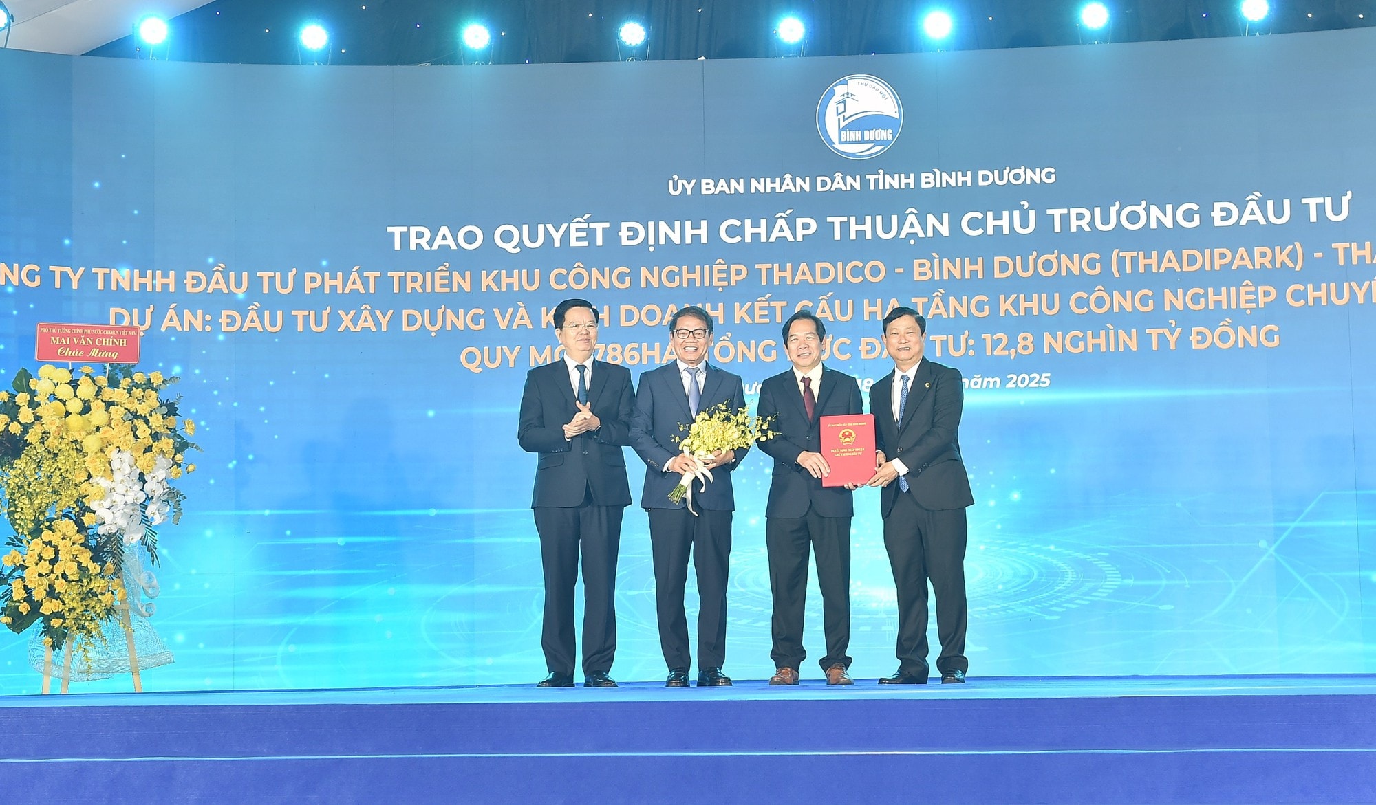 pho-thu-tuong-chung-kien-trao-cac-quyet-dinh-chu-truong-dau-tu-17502450976441851921331.jpeg