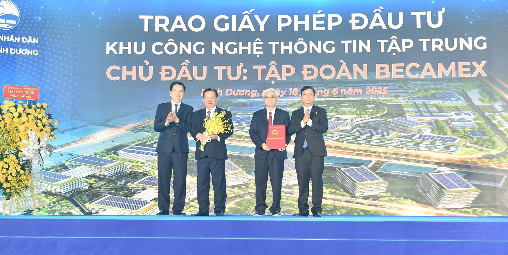 pho-thu-tuong-chung-kien-trao-giay-phep-dau-tu-khu-cong-nghe-thong-tin-tap-trung-1750245097648823858158.jpg