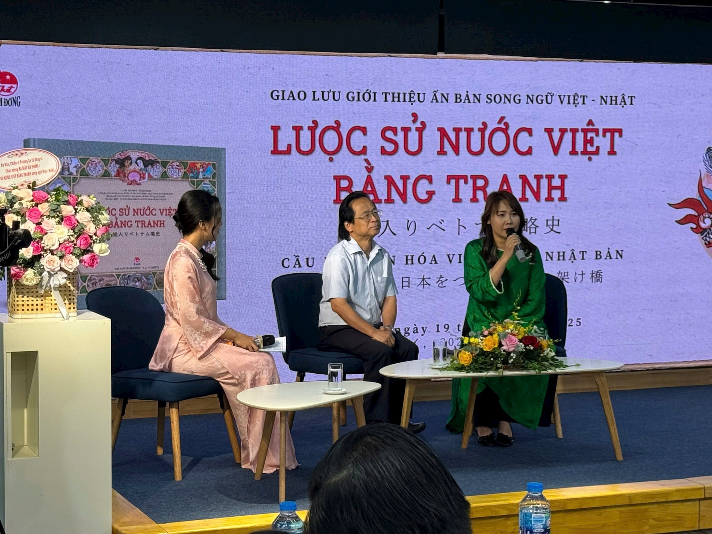 Bà Lê Thương, Chủ tịch Tổng Hội người Việt Nam vùng Kansai (áo xanh). (Ảnh: POC)