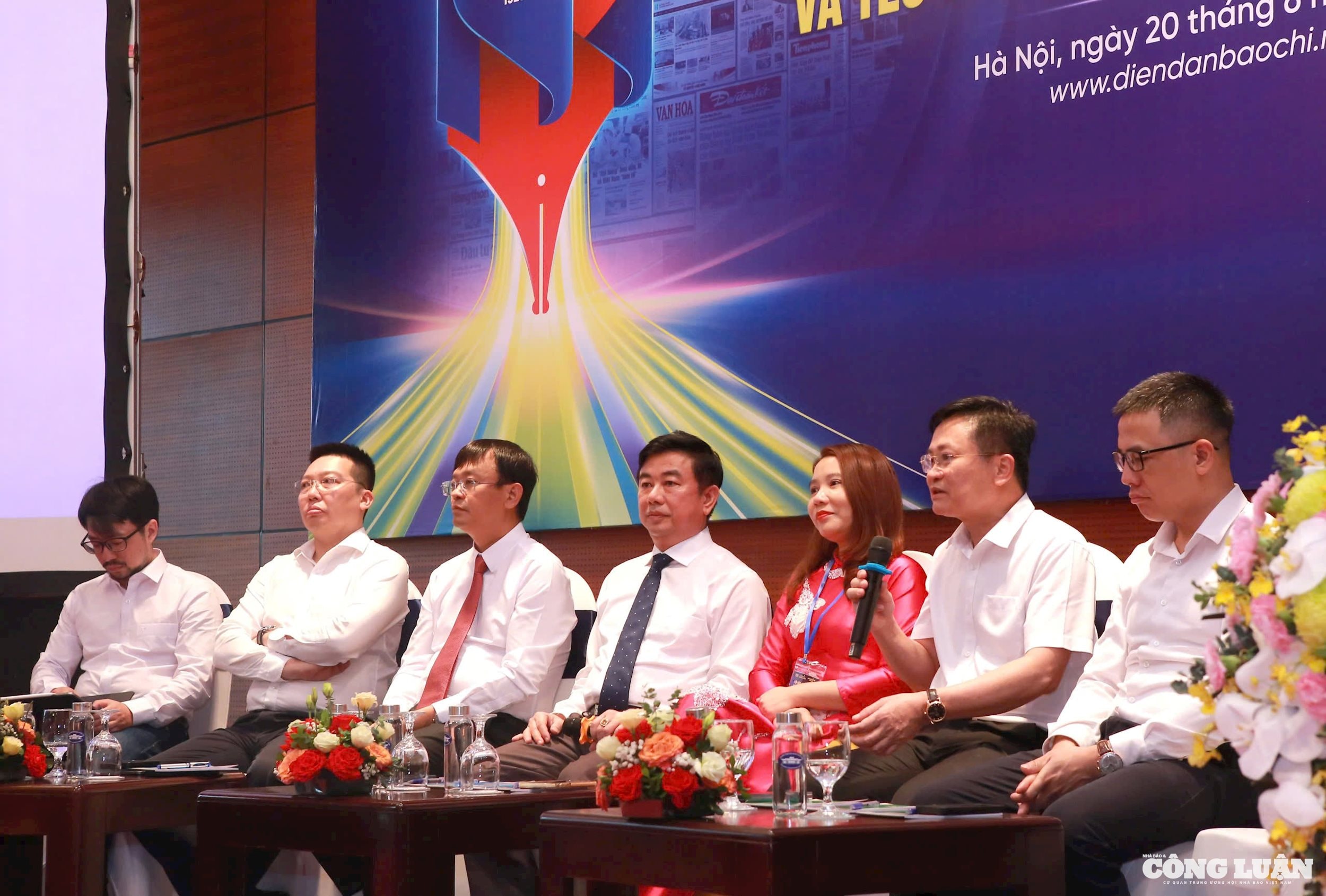 Ông Phạm Văn Tuấn, Giám đốc Trung tâm Báo chí Truyền thông Hải Phòng chia sẻ những vấn đề thực tiễn tại cơ quan của mình.