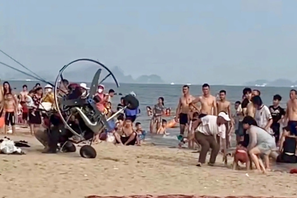 Nhóm du khách có cả trẻ nhỏ bị dù lượn húc vào (Ảnh cắt từ clip).