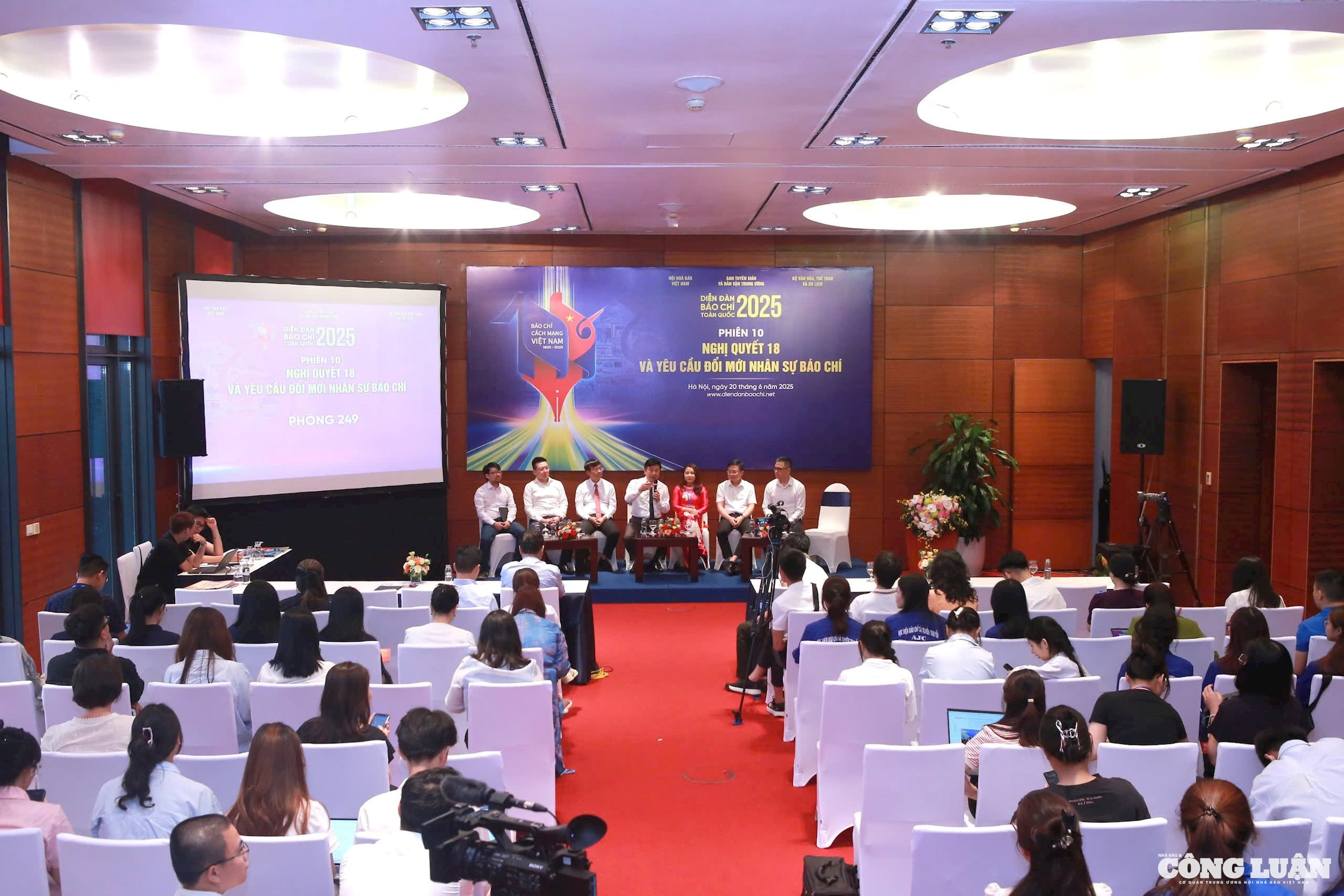 Toàn cảnh phiên thảo luận.
