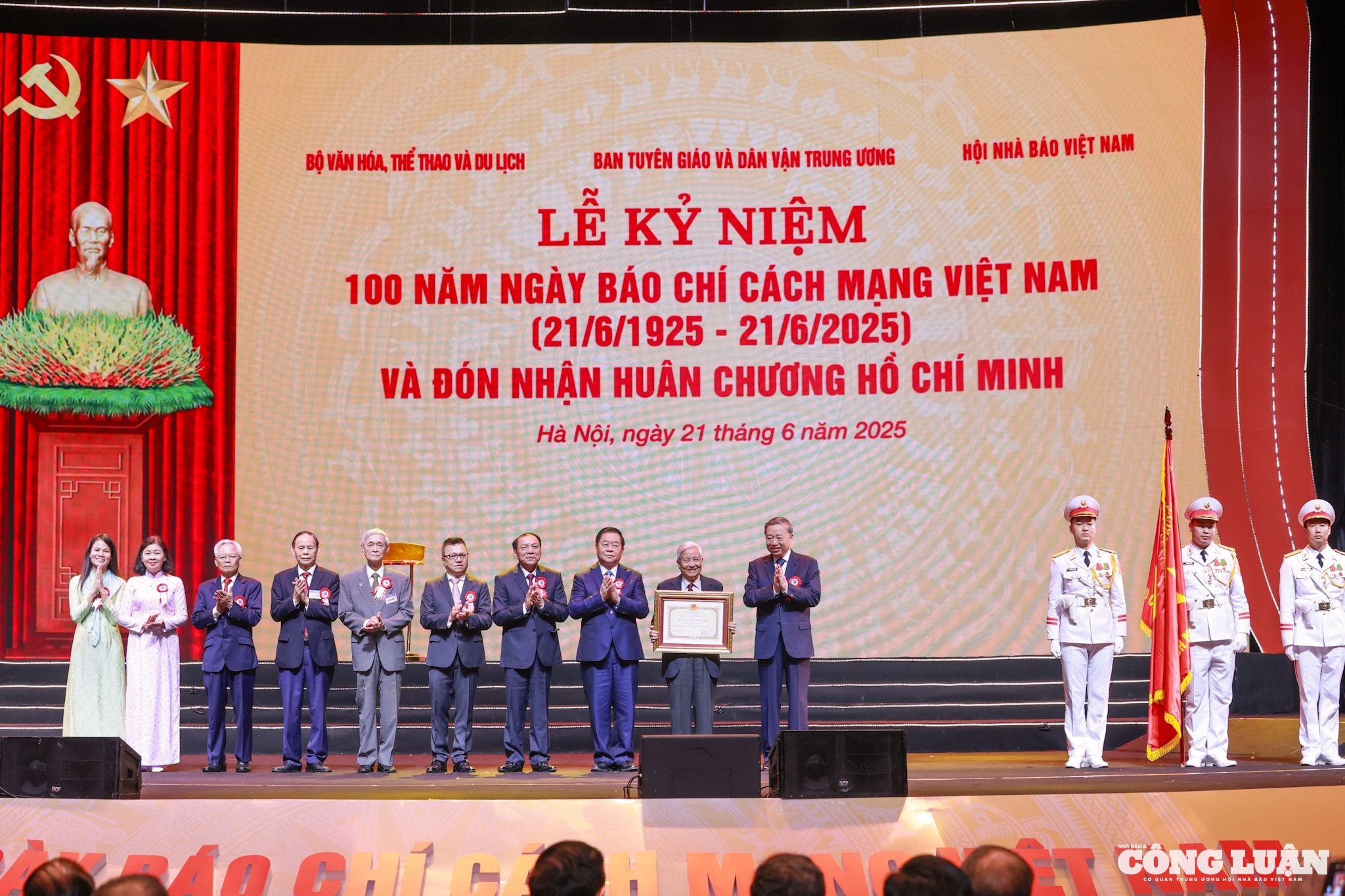 Tổng Bí thư Tô Lâm trao Huân chương Hồ Chí Minh cho Báo chí Cách mạng Việt Nam.