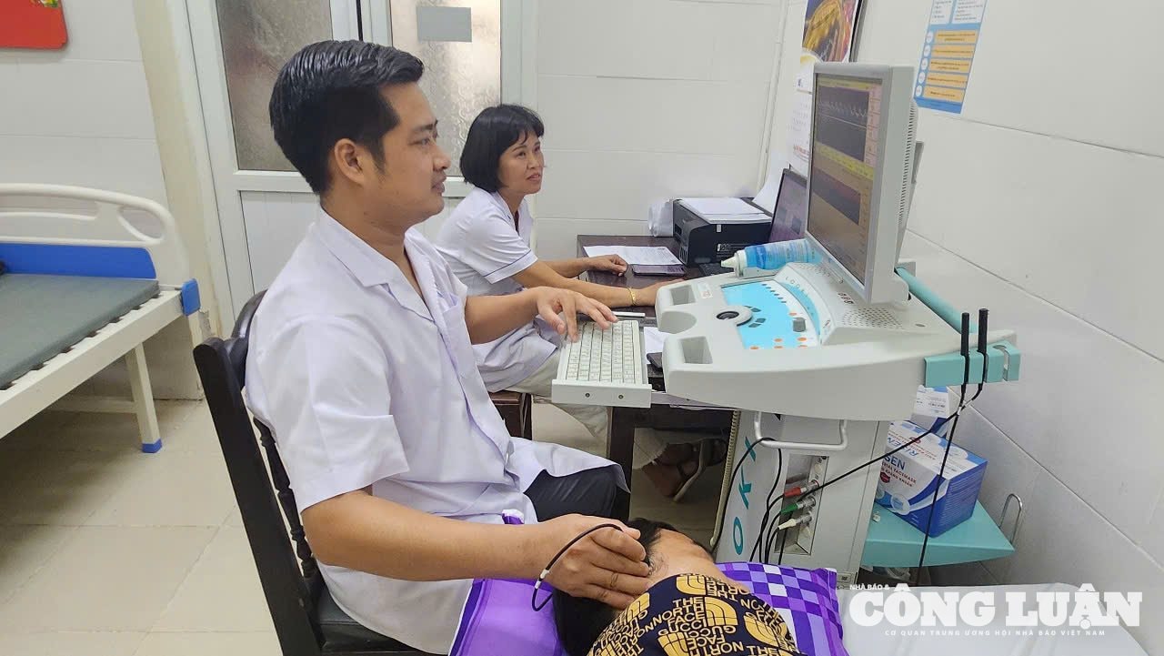 Bác sĩ Nguyễn Đức Tú cùng điều dưỡng Nguyễn Thị Lan chuẩn đoán cho bệnh nhân tại Phòng Siêu âm Doppler xuyên sọ