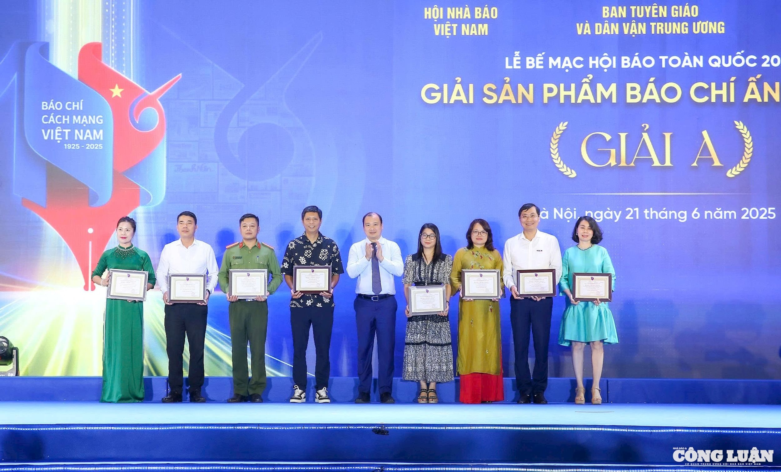 Ông Nguyễn Hải Bình, Ủy viên dự khuyết Trung ương Đảng, Thứ trưởng thường trực Bộ Văn hóa, Thể thao và Du lịch trao Giải A cho các đơn vị đạt Giải sản phấm báo chí ấn tượng.