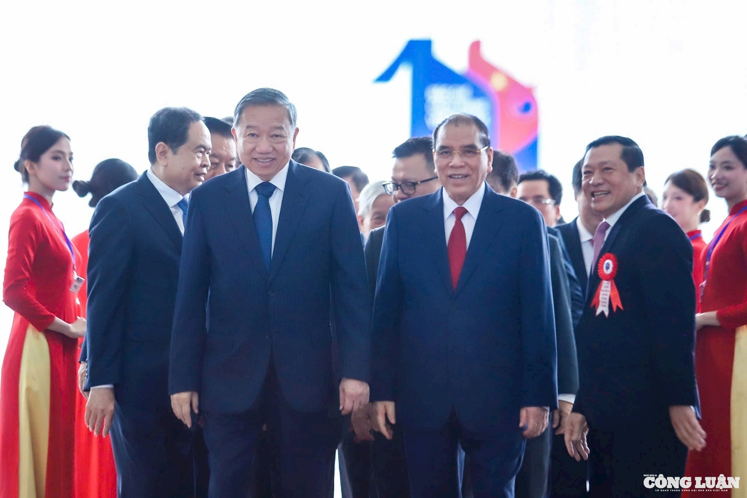 Tổng Bí thư Tô Lâm, Nguyên Tổng Bí thư Nông Đức Mạnh cùng các đồng chí lãnh đạo Đảng, Nhà nước đến dự buổi lễ.
