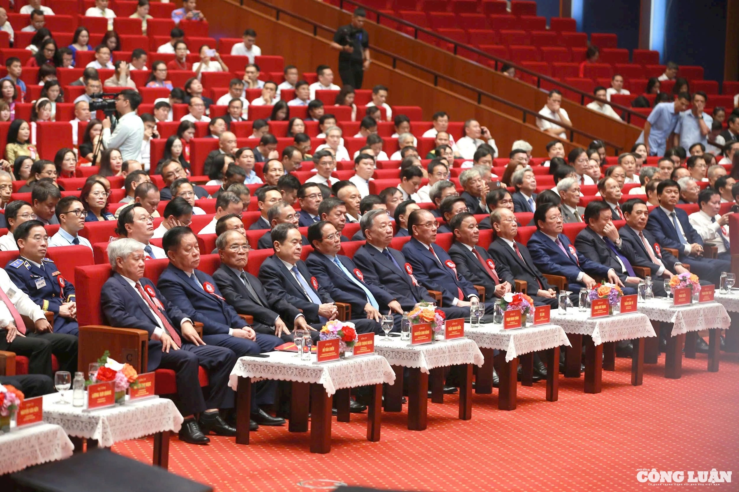 Tổng Bí thư Tô Lâm và các đồng chí lãnh đạo, nguyên lãnh đạo Đảng, Nhà nước dự buổi lễ.