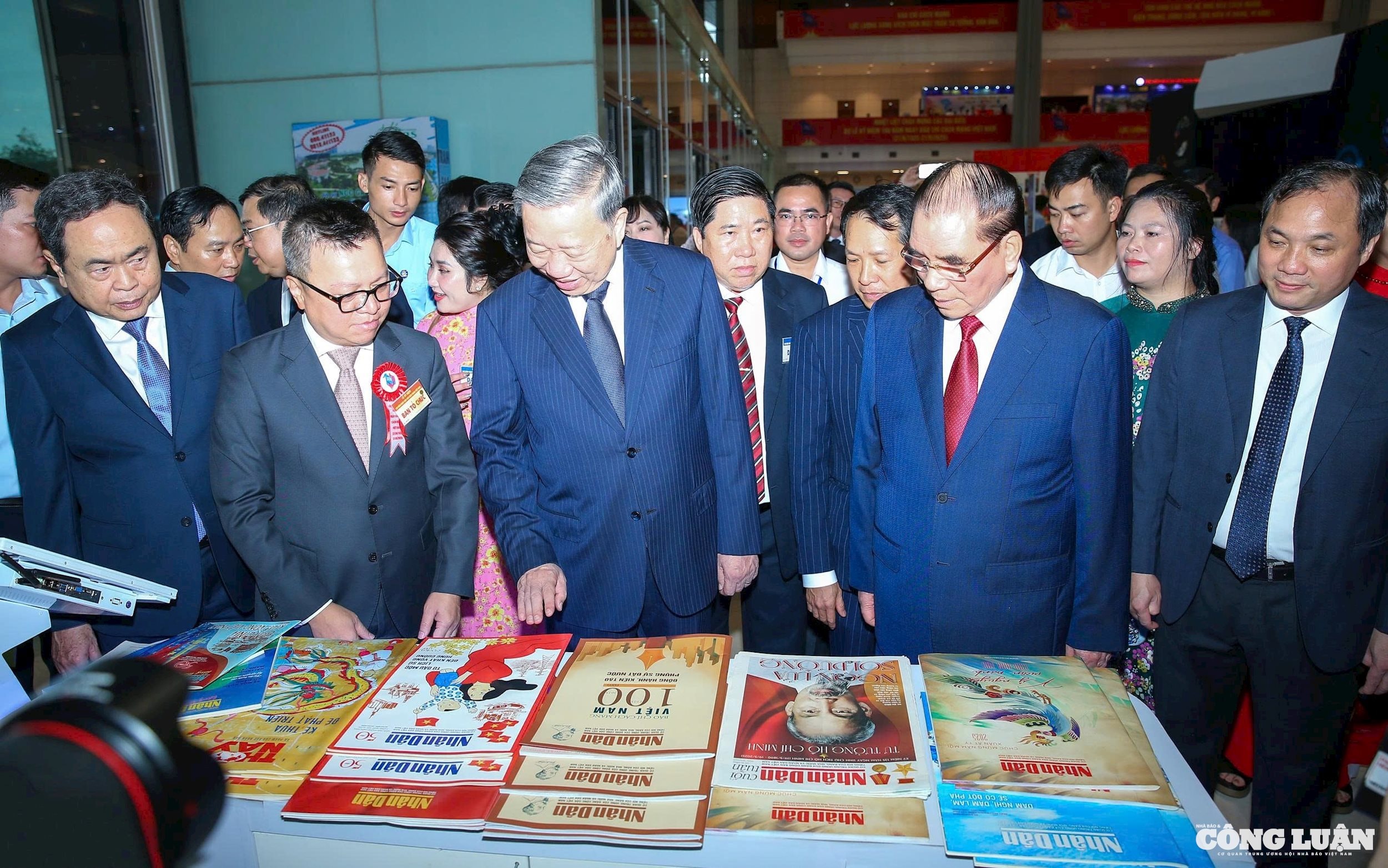 Tổng Bí thư Tô Lâm và các đồng chí lãnh đạo Đảng, Nhà nước thăm gian hàng trưng bày của báo Nhân dân.