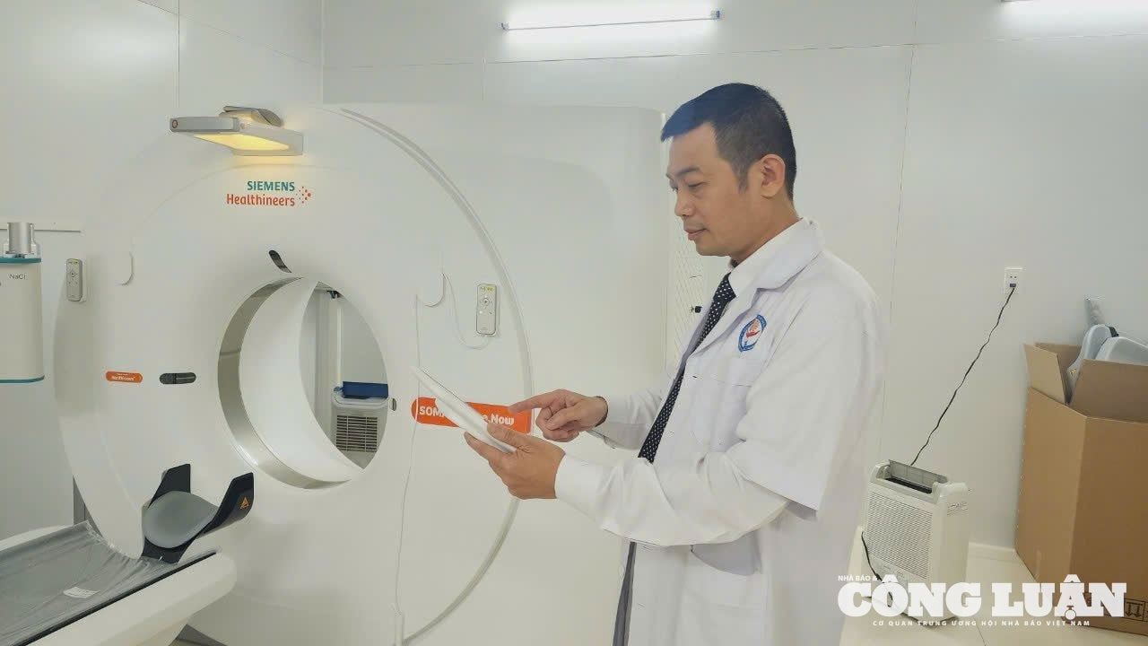 Giám đốc bệnh viện Tâm Thần Thái Bình, Thạc sỹ Nguyễn Minh Ngọc đang kiểm tra vận hành máy scan CT hiện đại