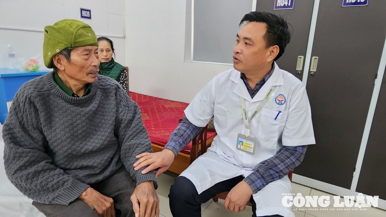 Ths. Bs Nguyễn Đình Thìn khám bệnh, tư vấn cho người bệnh trước khi ra viện.