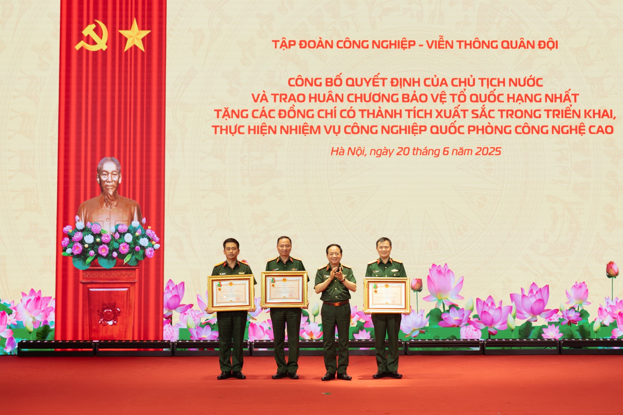 Thuong tuong Trinh Van Quyet trao Huan chuong Bao ve To quoc