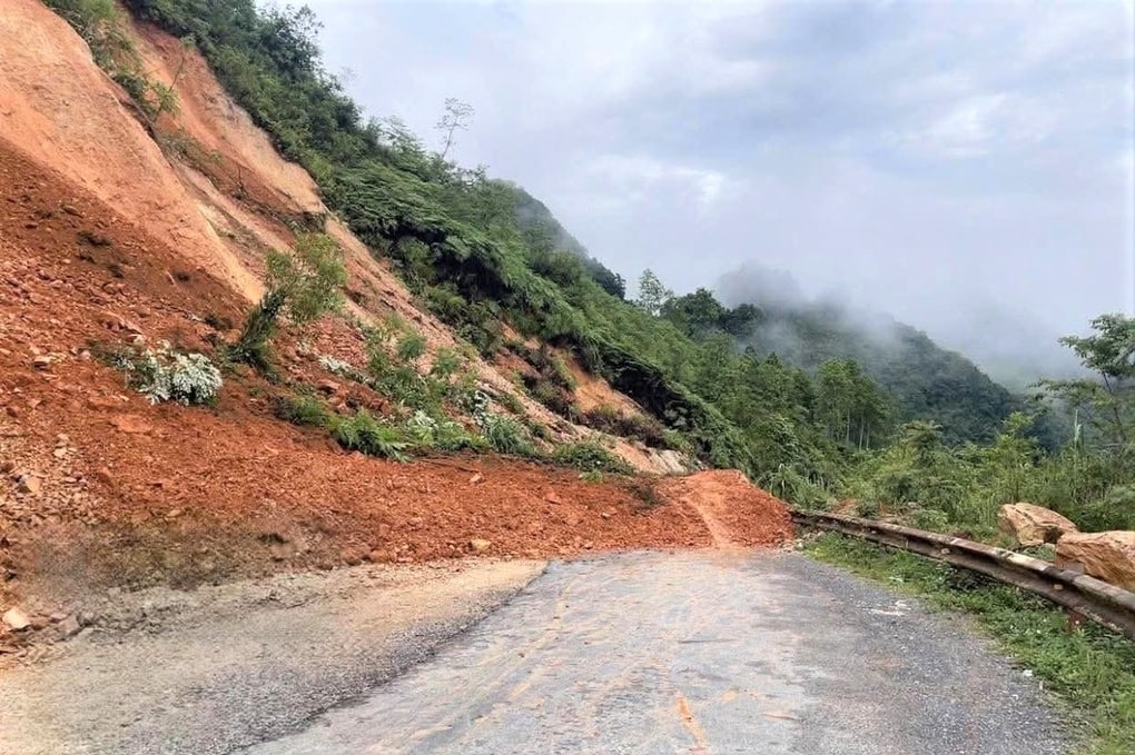 Sạt lở đất gây ách tắc giao thông tại Hòa Bình - 1