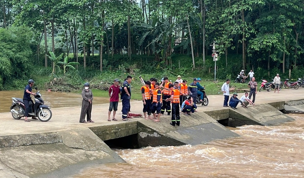 Thanh niên bị cuốn trôi cùng xe máy khi đi qua ngầm tràn ở Phú Thọ - 1