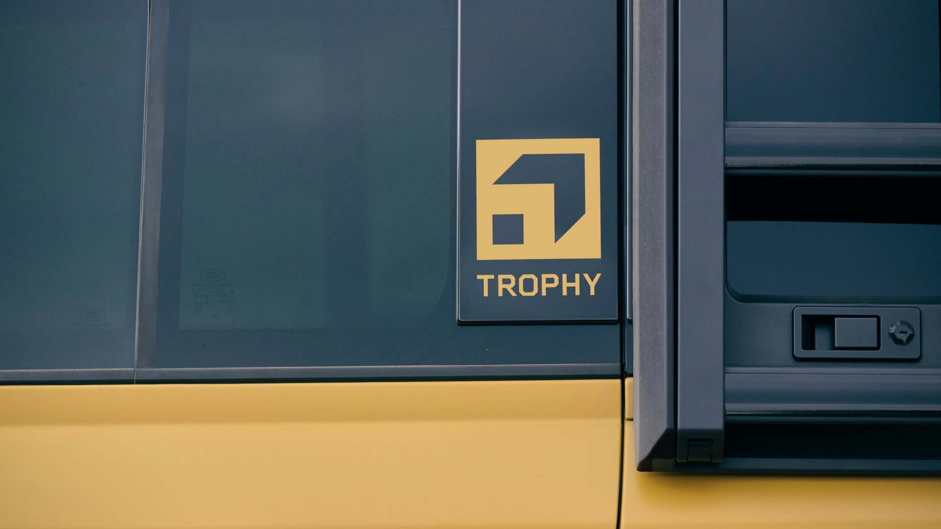 def_26my_trophy_edition_yellow_190625_10a.jpg