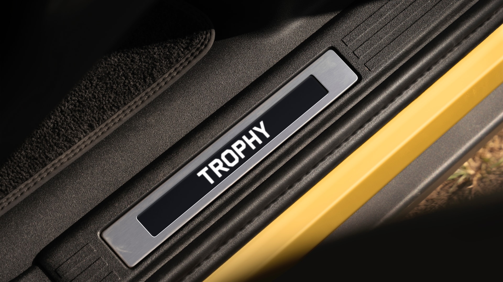 def_26my_trophy_edition_yellow_190625_15a.jpg