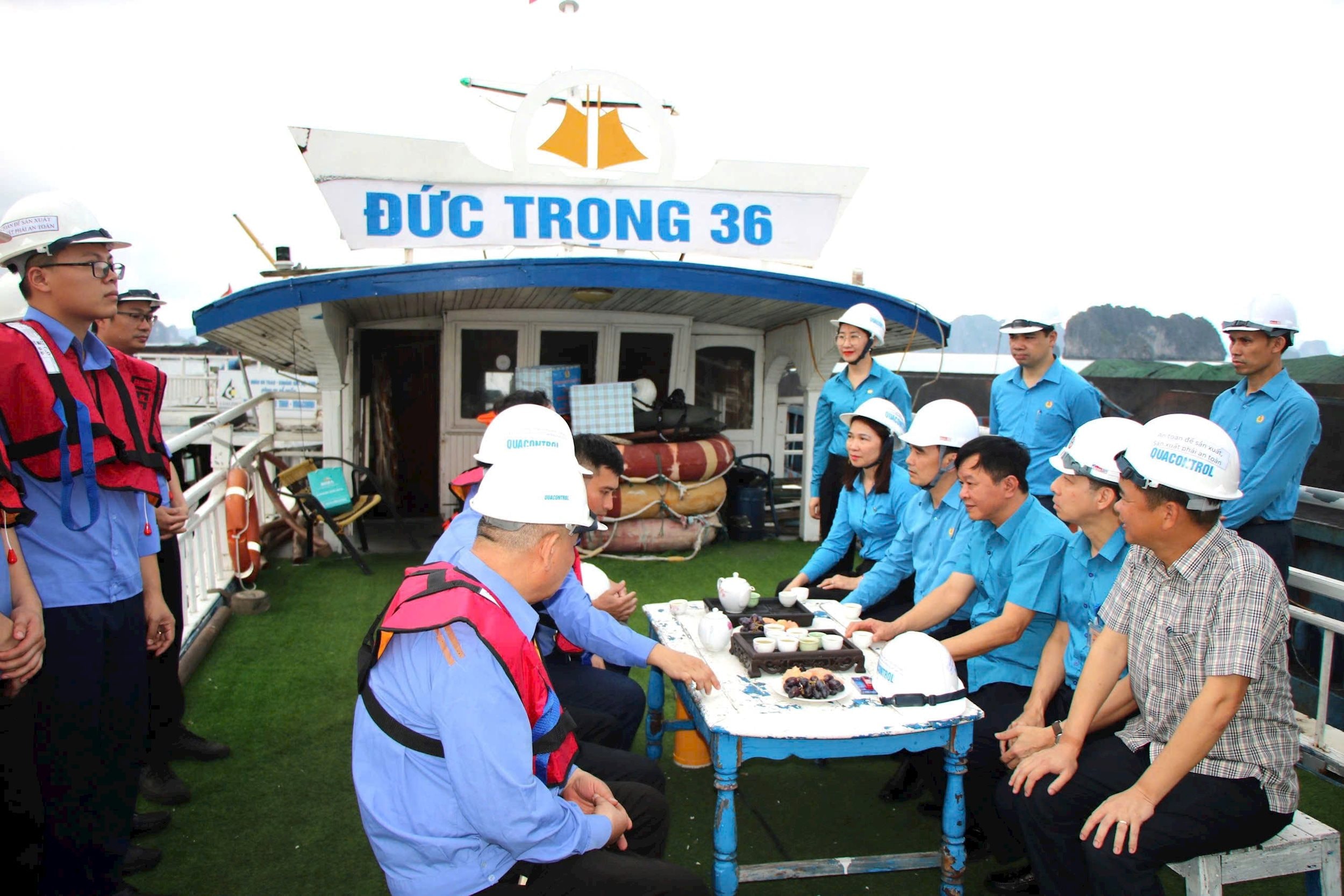 Đồng chí Lê Thanh Xuân – Chủ tịch Công đoàn Than - Khoáng sản Việt Nam thăm hỏi, động viên CBCNV trực tiếp sản xuất ngoài hiện trường.