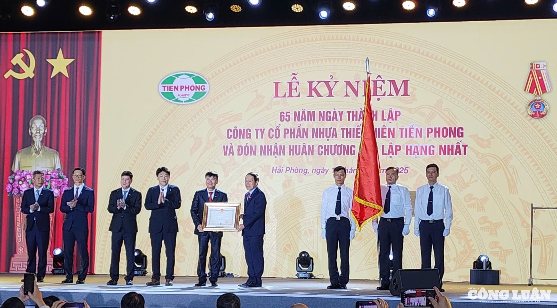 Nhựa Tiền Phong vinh dự được Nhà nước trao tặng Huân chương Độc lập hạng Nhất - phần thưởng cao quý dành cho những tập thể có đóng góp xuất sắc trong sự nghiệp xây dựng và phát triển đất nước
