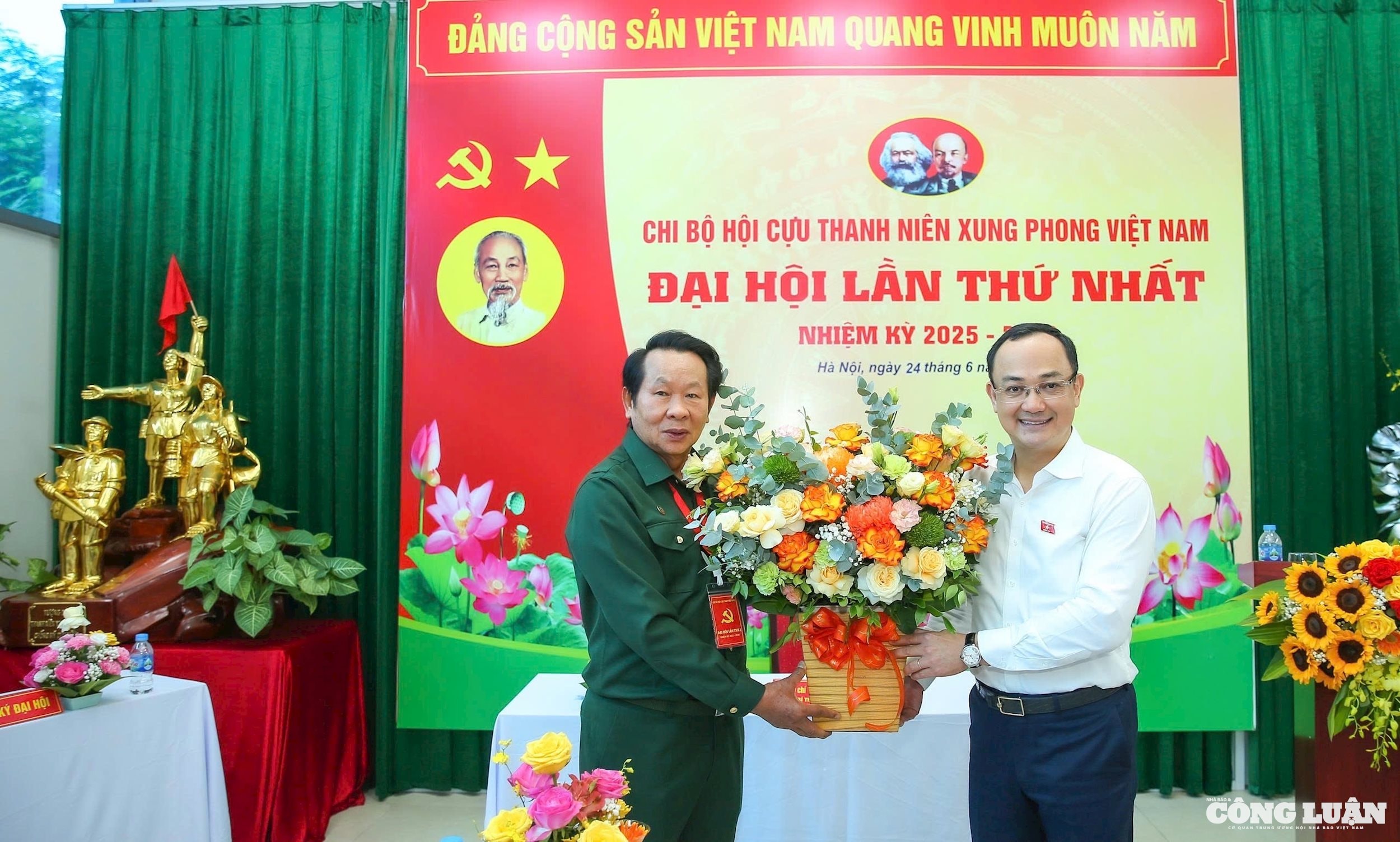 Đồng chí Trần Thắng (phải) trao quyết định chỉ định đồng chí Thân Đức Nam làm Bí thư Chi bộ Hội Cựu thanh niên xung phong Việt Nam nhiệm kỳ 2025-2030.